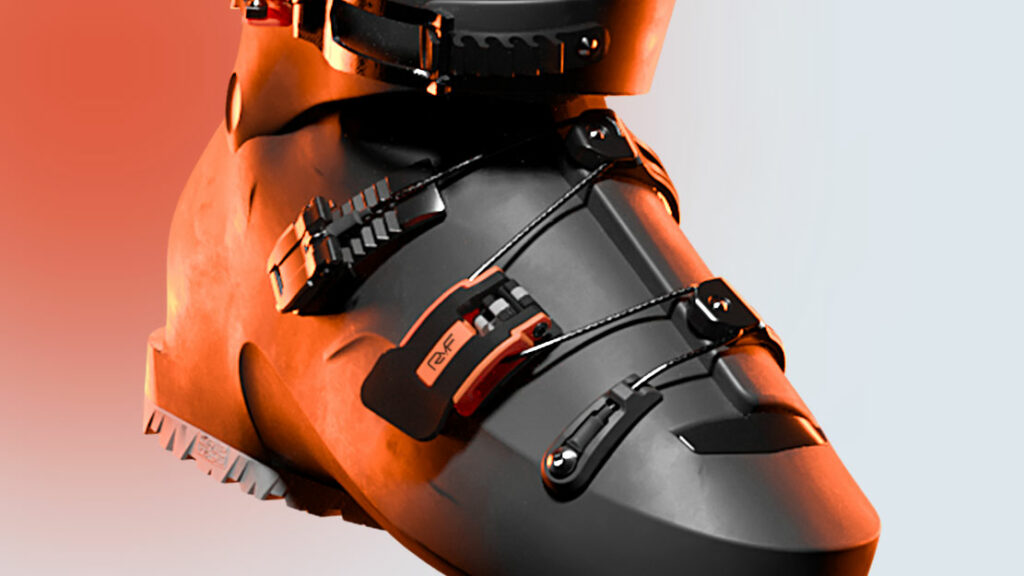 Dettaglio dello scarpone da sci con sistema di chiusura RYF-Easy, dotato di cricchetti intuitivi e leva a memoria per una regolazione semplice e veloce.